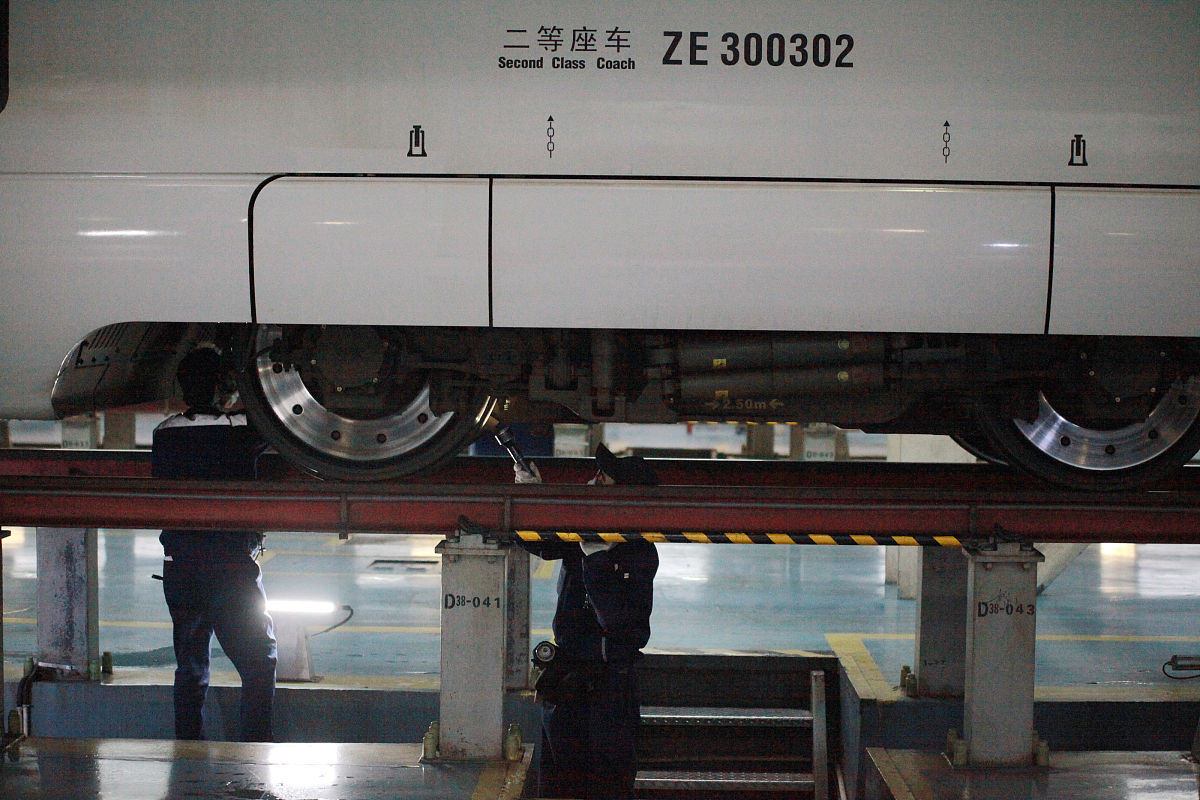 8千字的毕业设计内容主要是机车车辆地铁的机械结构电器电机检修运用或管理等各个方面由引言提出问题分析问题解决问题总结和建议等方面组成引用文献合理并配参考文献。