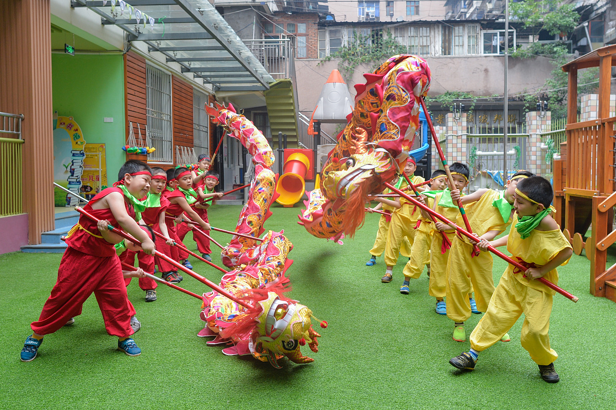 幼儿园男女幼师着装指南：得体、舒适、彰显教育理念