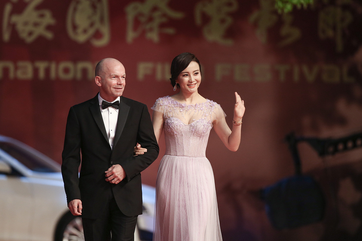 陶红去世，前夫乐嘉携女儿求福至拉萨，父女痛哭令人心碎