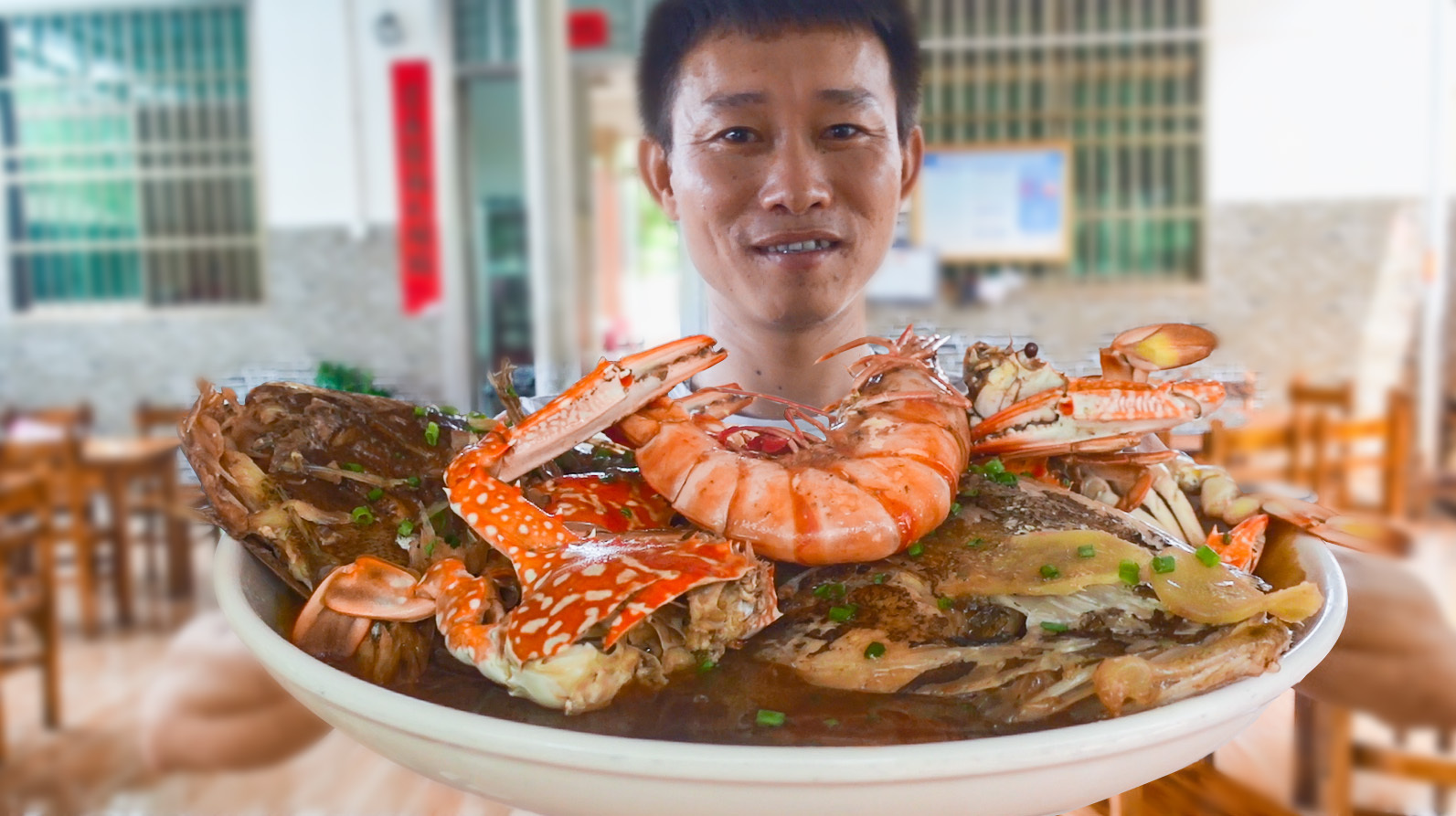 “四头”煲这样吃才爽,螃蟹大虾当配菜,农村瓦罐一炖,太馋人了