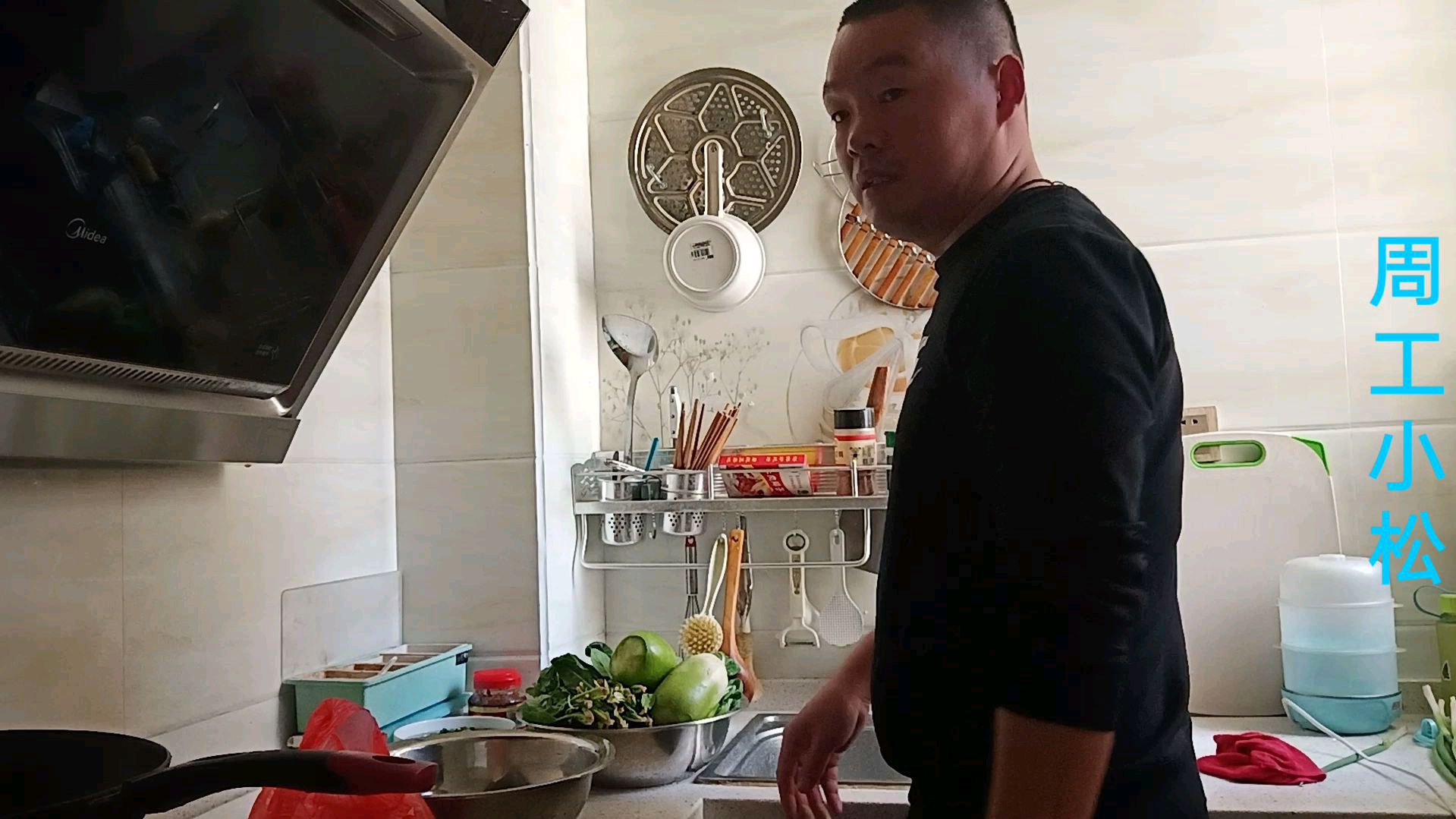 朋友一家来玩,小松一大早去买菜,买14块钱一斤的山柴鸡中午招待