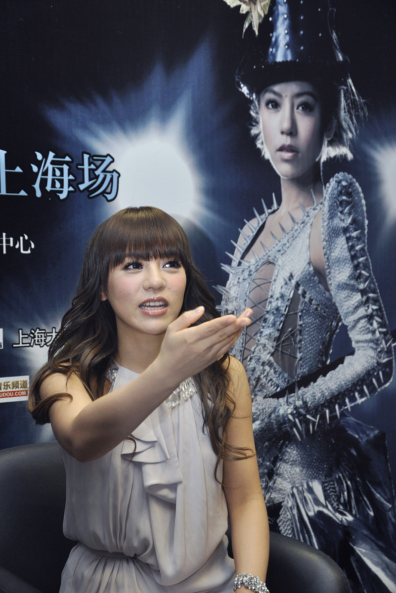2012年3月7日,上海,丁当为世界巡演-丁当2012"歌舞线上"世界巡回演唱