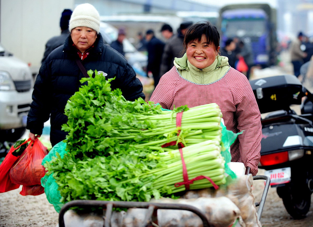 translate to chinese. Food Supply Contracts with marginalized groups in communities located just outside of the Mining Lease Area, providing a consistent market base for those providers.