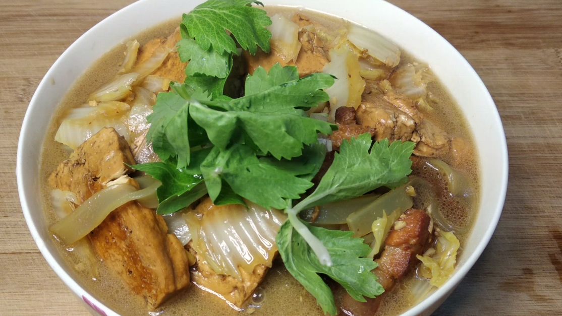 冬天里面白菜可以这样做着吃,荤素搭配,好吃又暖和