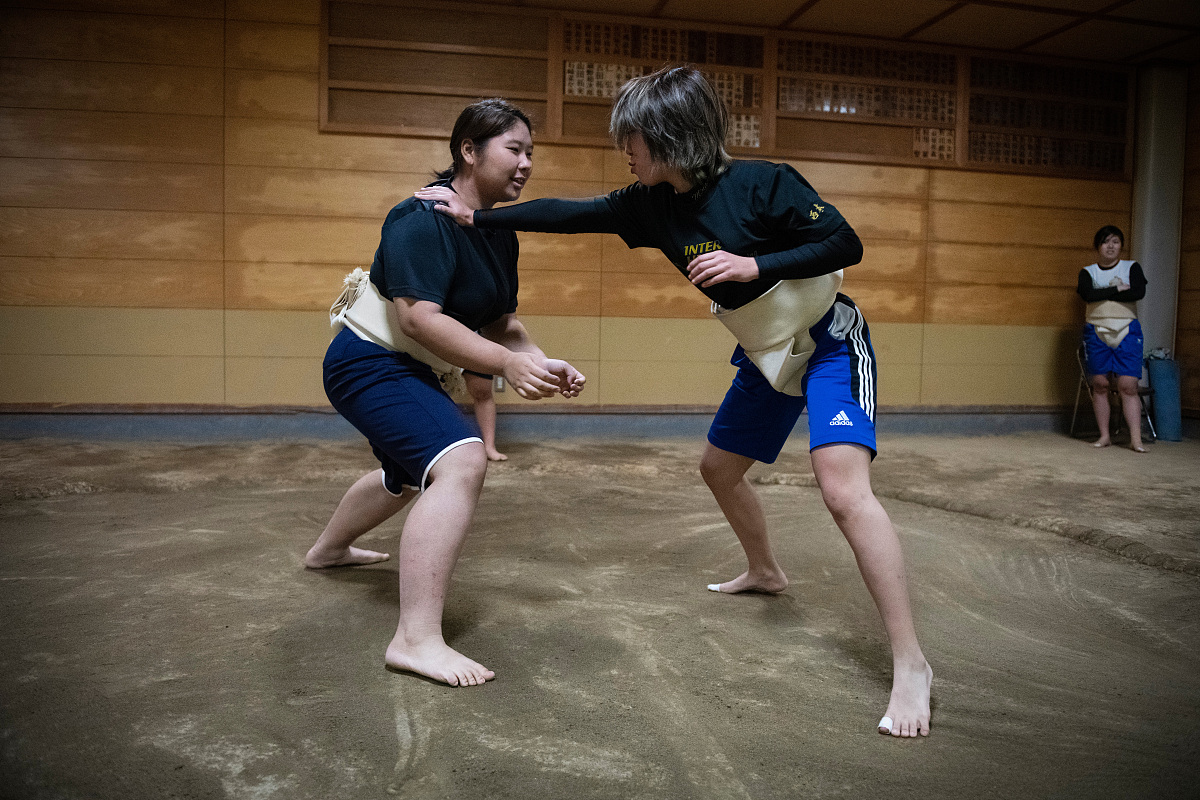 当地时间2018年10月25日,日本岐阜,朝日大学女子相扑队选手在相扑馆参