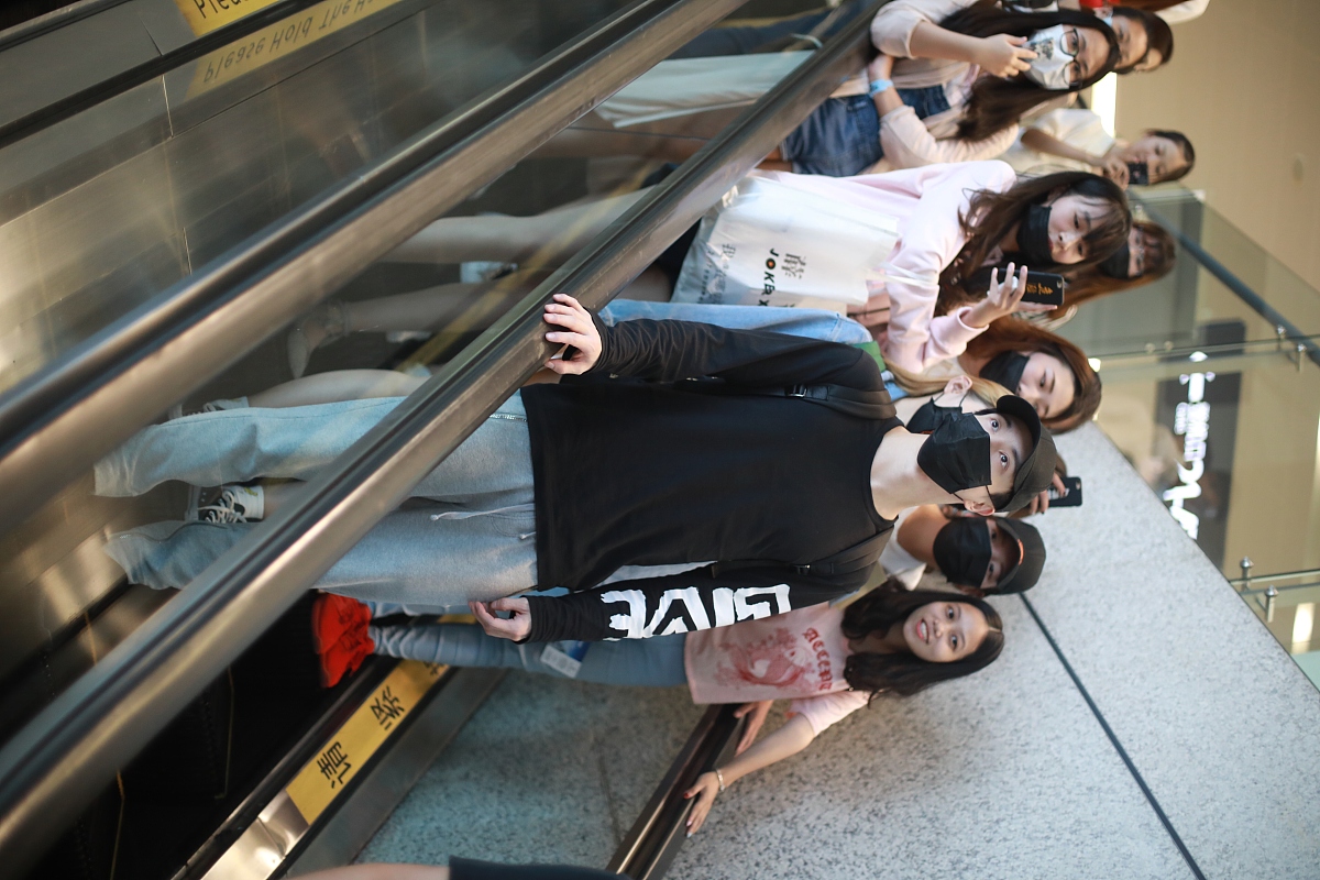 还没睡呢，你呢？