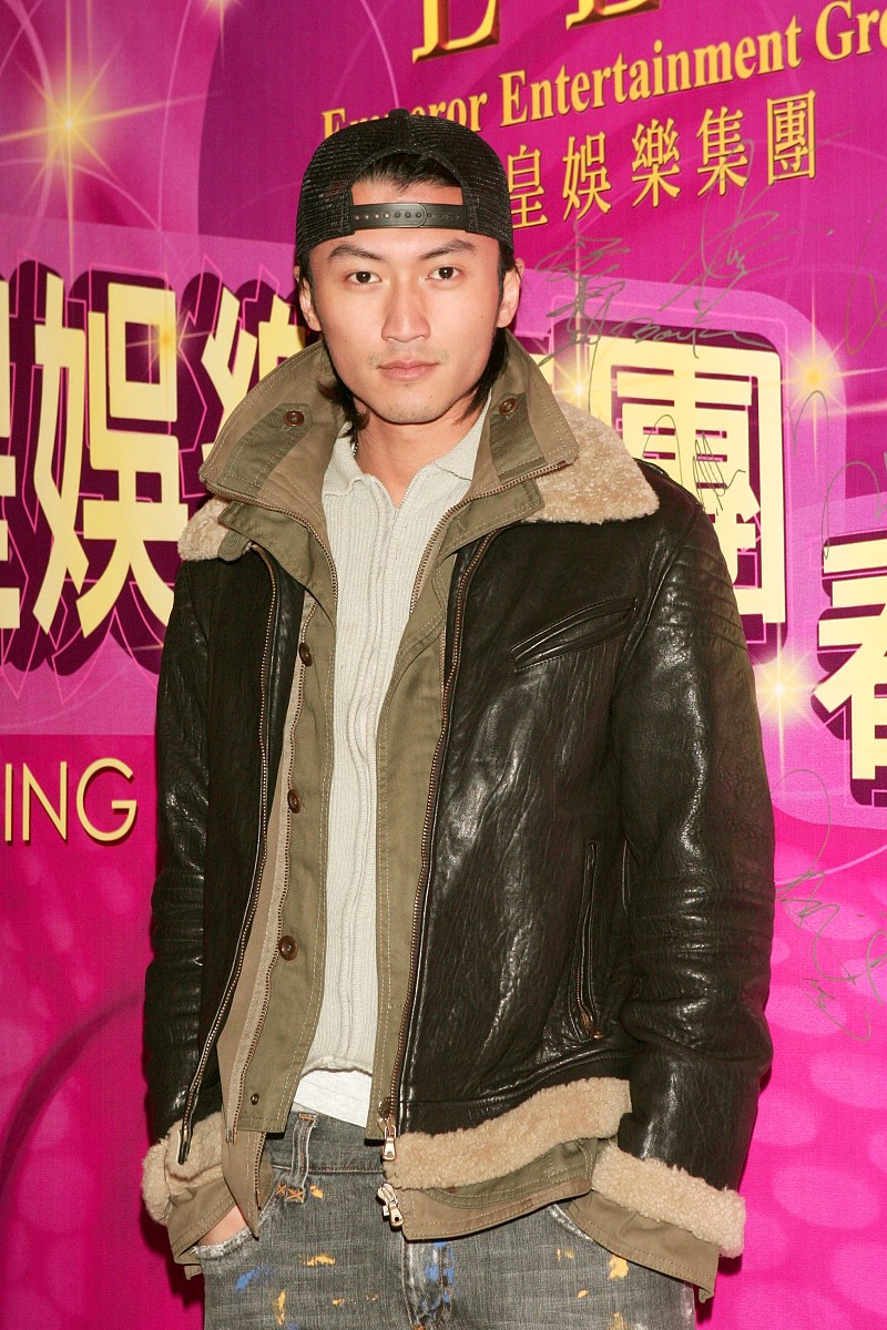 2006年2月27日,香港,英皇娱乐集团的歌手出席英皇娱乐集团的春茗.谢霆