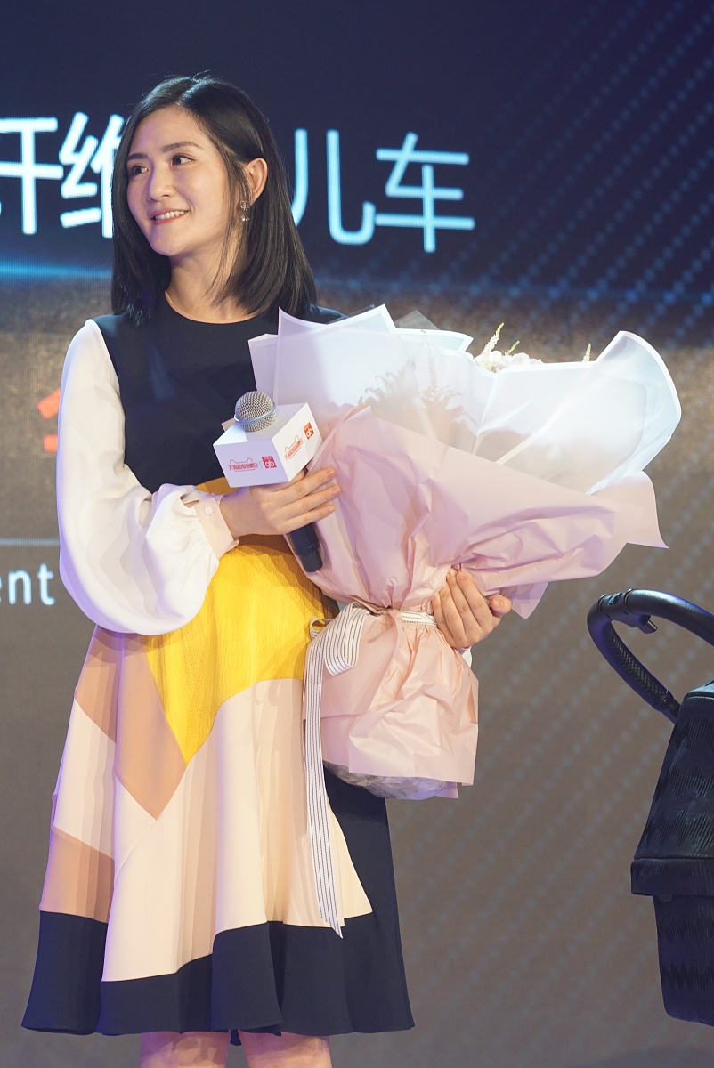谢娜产后复出双下巴与尖下巴并存 穿灯笼袖长裙叉腰秀美腿