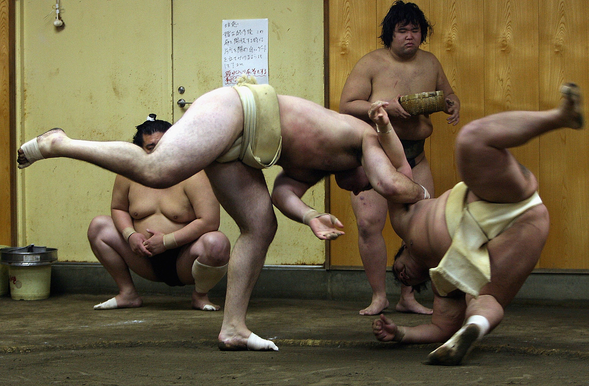 2005年12月9日,来自保加利亚的相扑选手琴欧州在日本松户进行训练.  c
