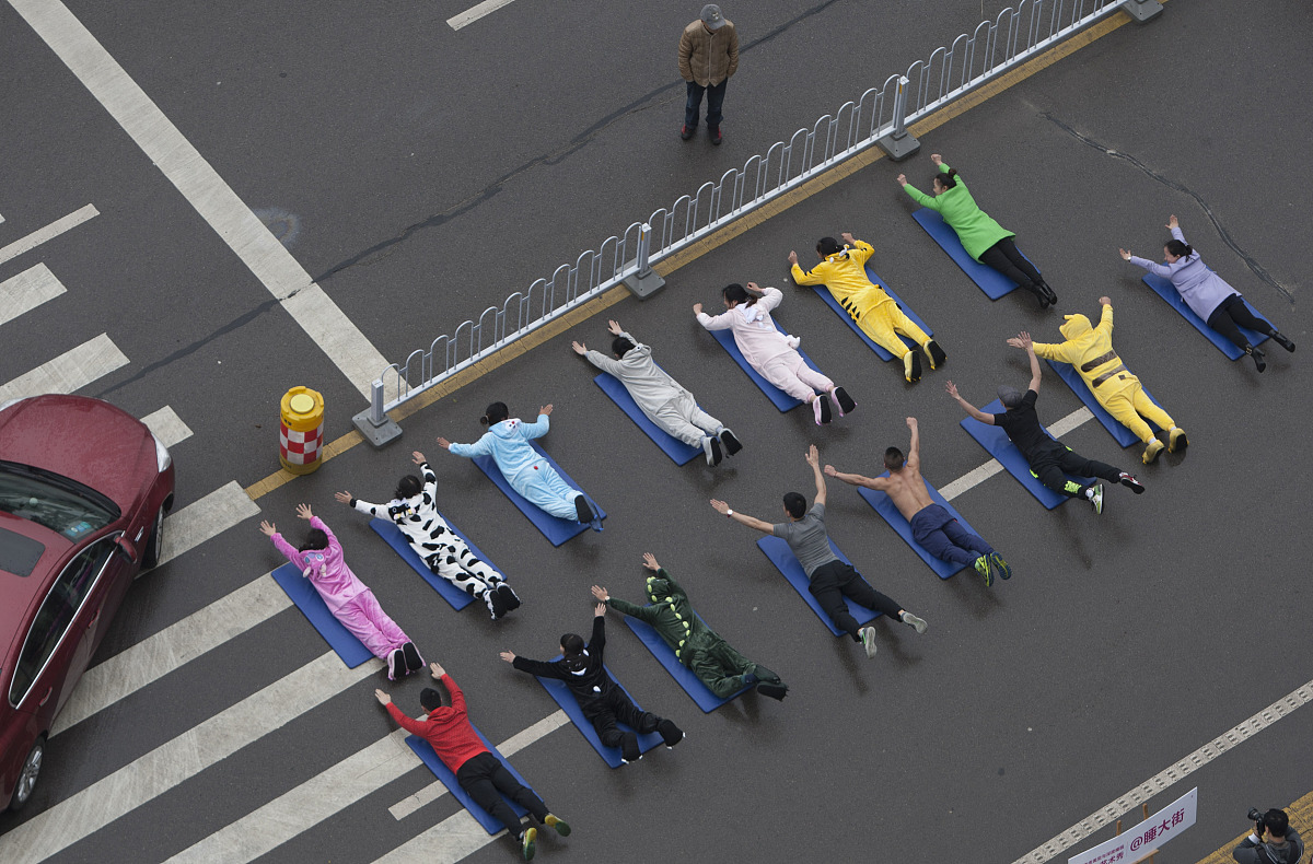 2015年03月20日,湖南长沙,世界睡眠日前夕,市民街头穿卡通睡衣"睡大街