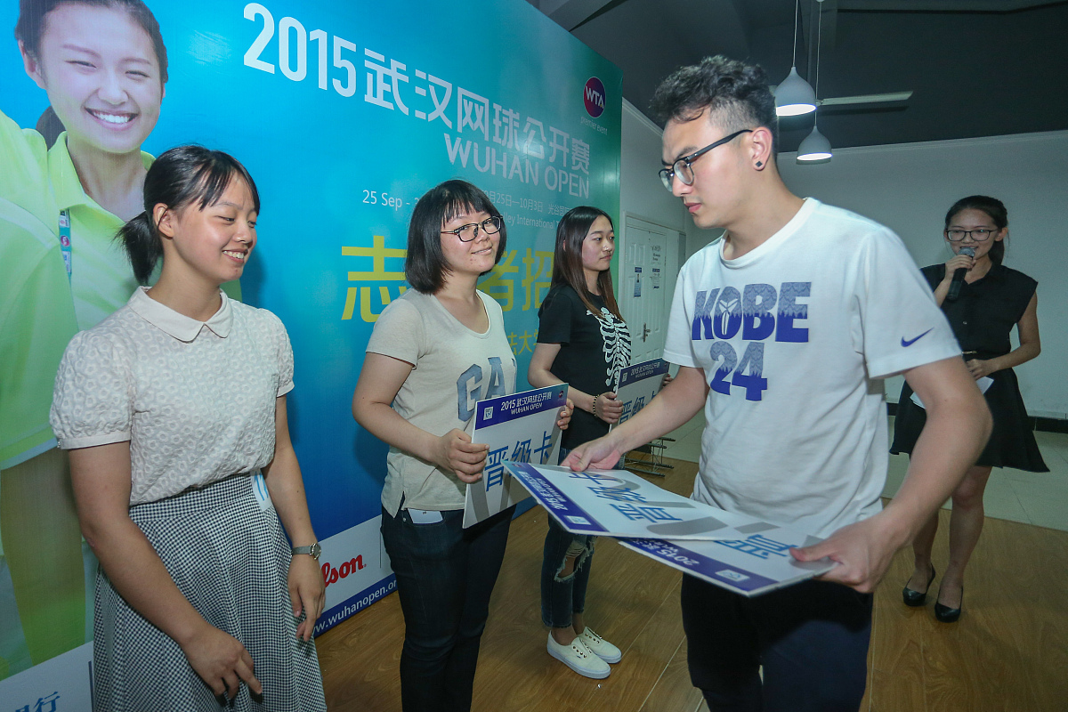 请帮我扩写在小组汇报中我们小组冯婧婧同学让我印象深刻多原因因为她认真负责帮助我们找了很多资料细节刻画十分认真带领我们小组高效完成作业