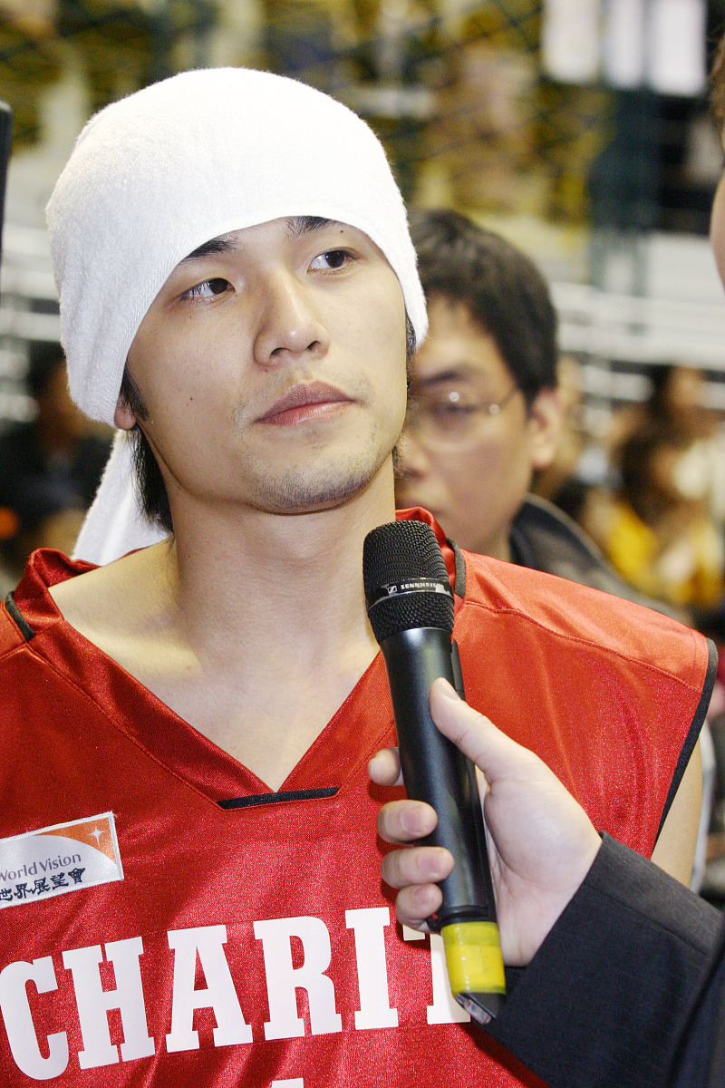 2004年12月9日,台北,一项为世界上贫苦儿童筹募基金的慈善篮球明星赛