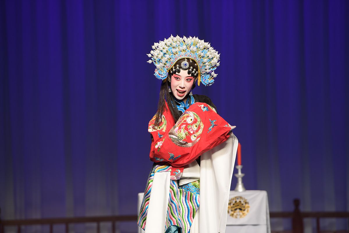 崔氏抛弃贫寒丈夫朱买臣,改嫁木匠张西乔.后得知朱买臣当了本郡太守,