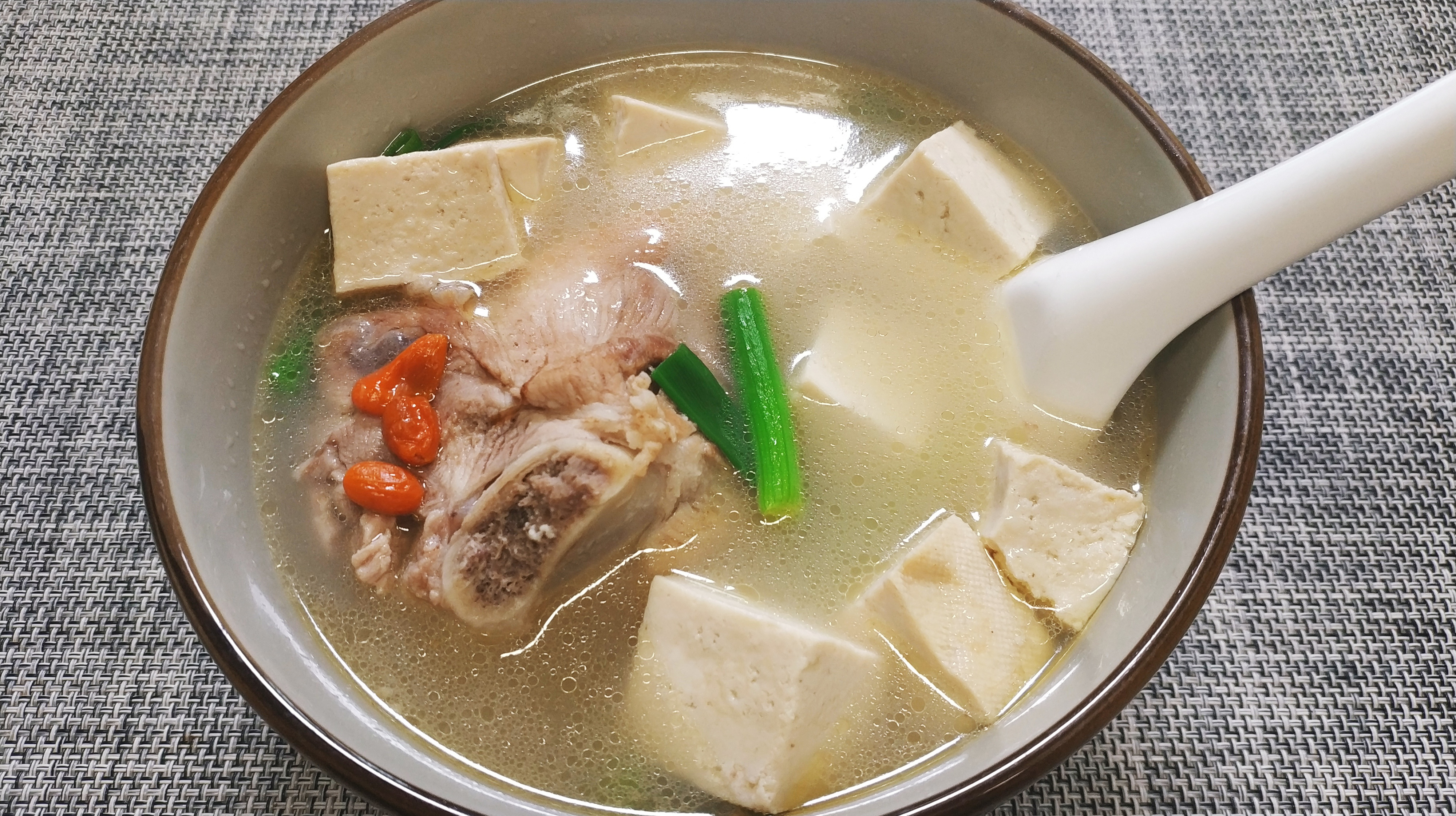 骨头汤这样煲出来才鲜美,营养又补钙,喝完暖胃又暖心