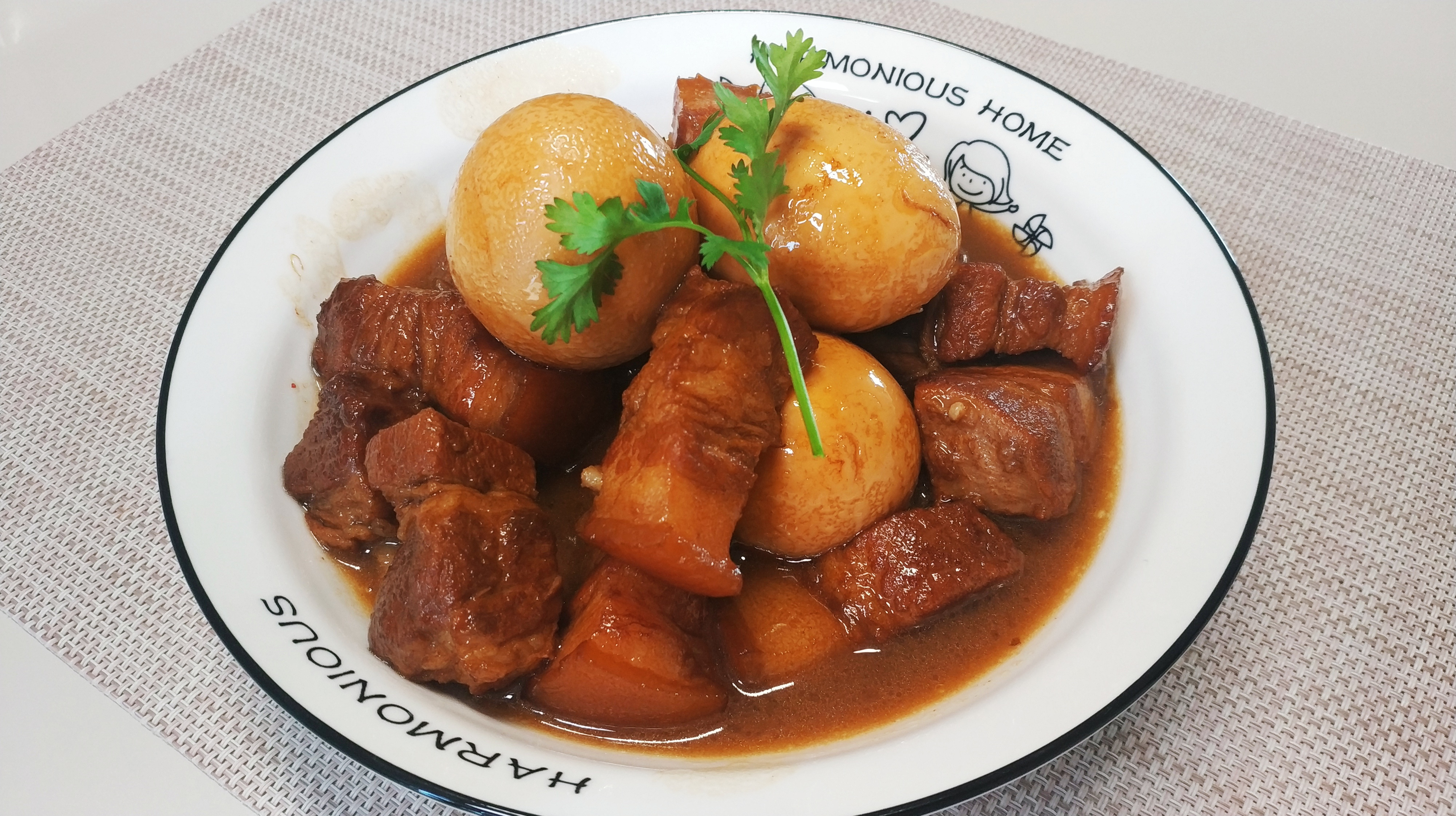 红烧肉加上白煮蛋,太香了,五花肉肥而不腻,鸡蛋营养好吃
