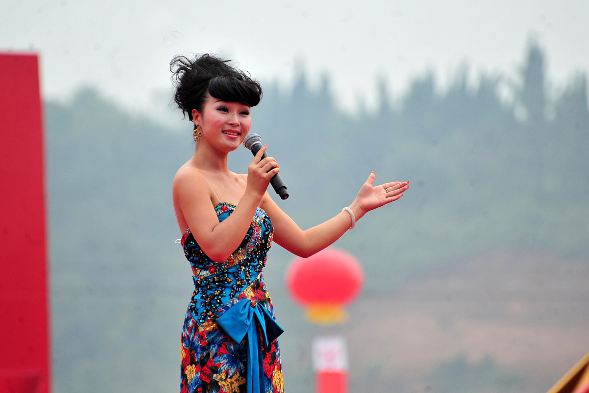 丁真：来自云南的民间歌手，以《山丹丹花开红艳艳》走红网络