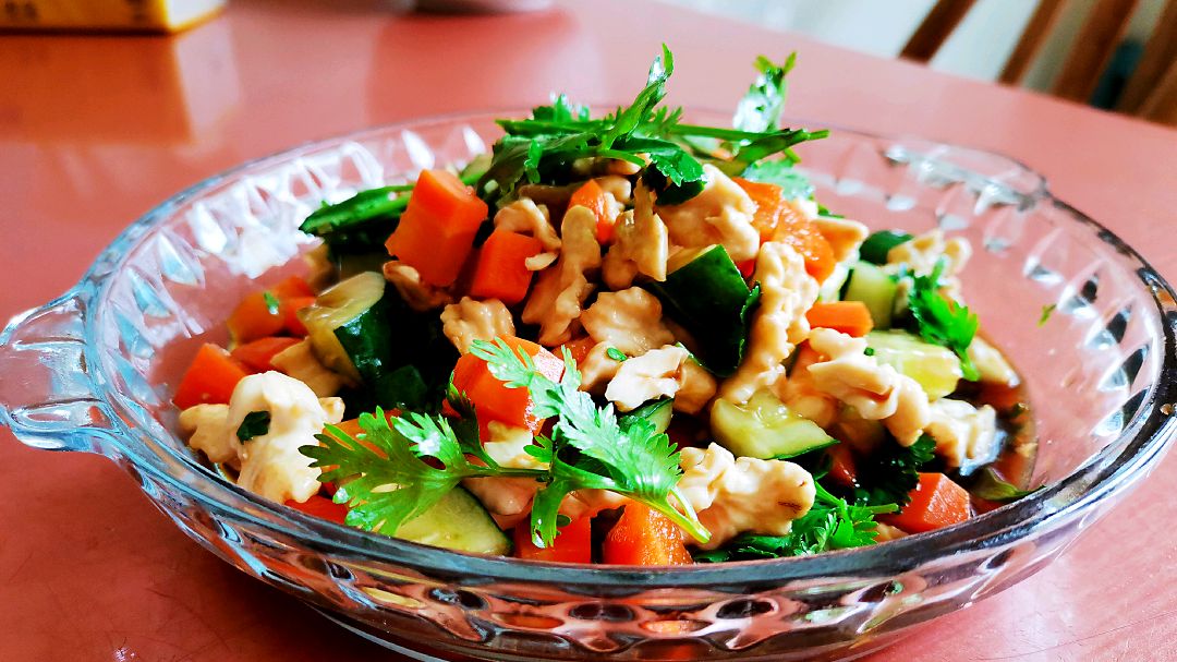 核桃凉拌黄瓜胡萝卜清脆爽口,开胃又营养