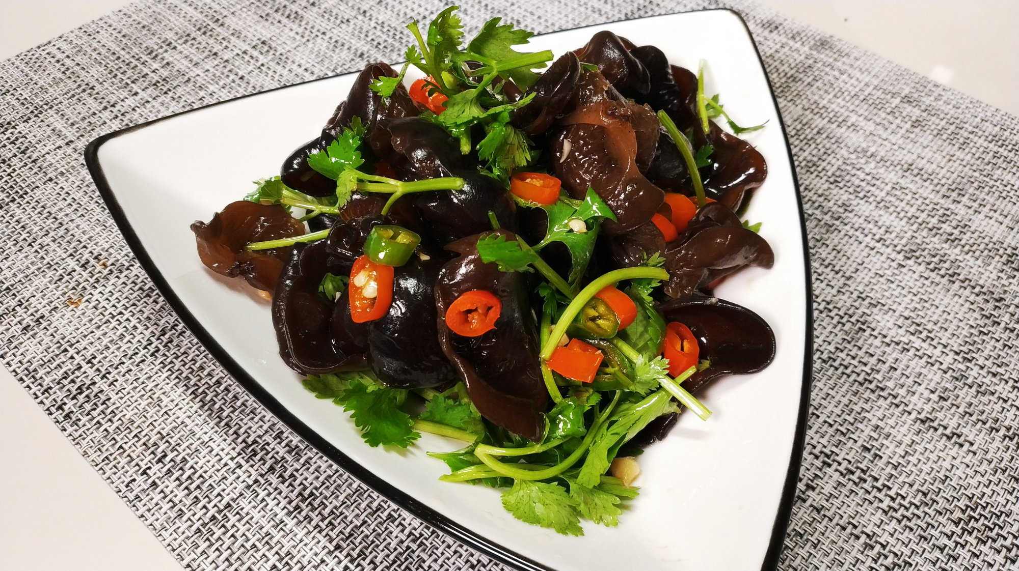 这样做凉拌木耳比饭店还好吃,关键点都在这里,怪不得这么香