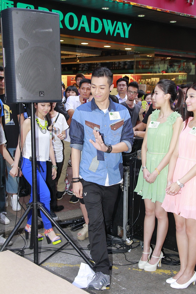 2013年8月12日,香港,明星现身旺角闹市为月饼品牌宣传.***_***周汤豪 