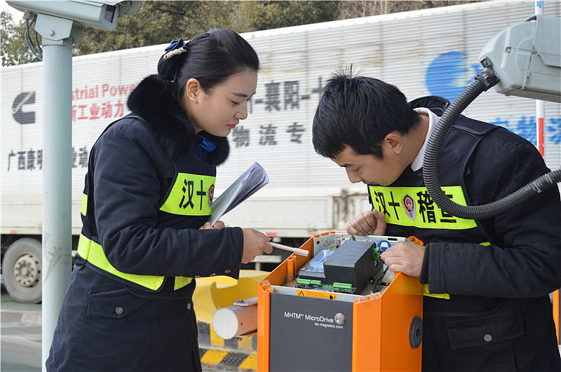 增加站员与驾驶员之间的交流换电站站员可以通过驾驶员来换电的时候交流倾听驾驶员的一些意见和建议并及时根据提出的意见和建议进行整理汇总续时解决驾驶员提出的合理意见和建议。如果驾驶员对服务质量有任何投诉换电项目部应第一时间进行处理确保驾驶员满意。驾驶员在换电过程中遇到困难换电站站员应及时提供帮助站员还要向新加入的驾驶员提供有关操作技巧和注意事项的建议以便驾驶员更顺利地完成换电过程。总之换电站站员与驾驶员