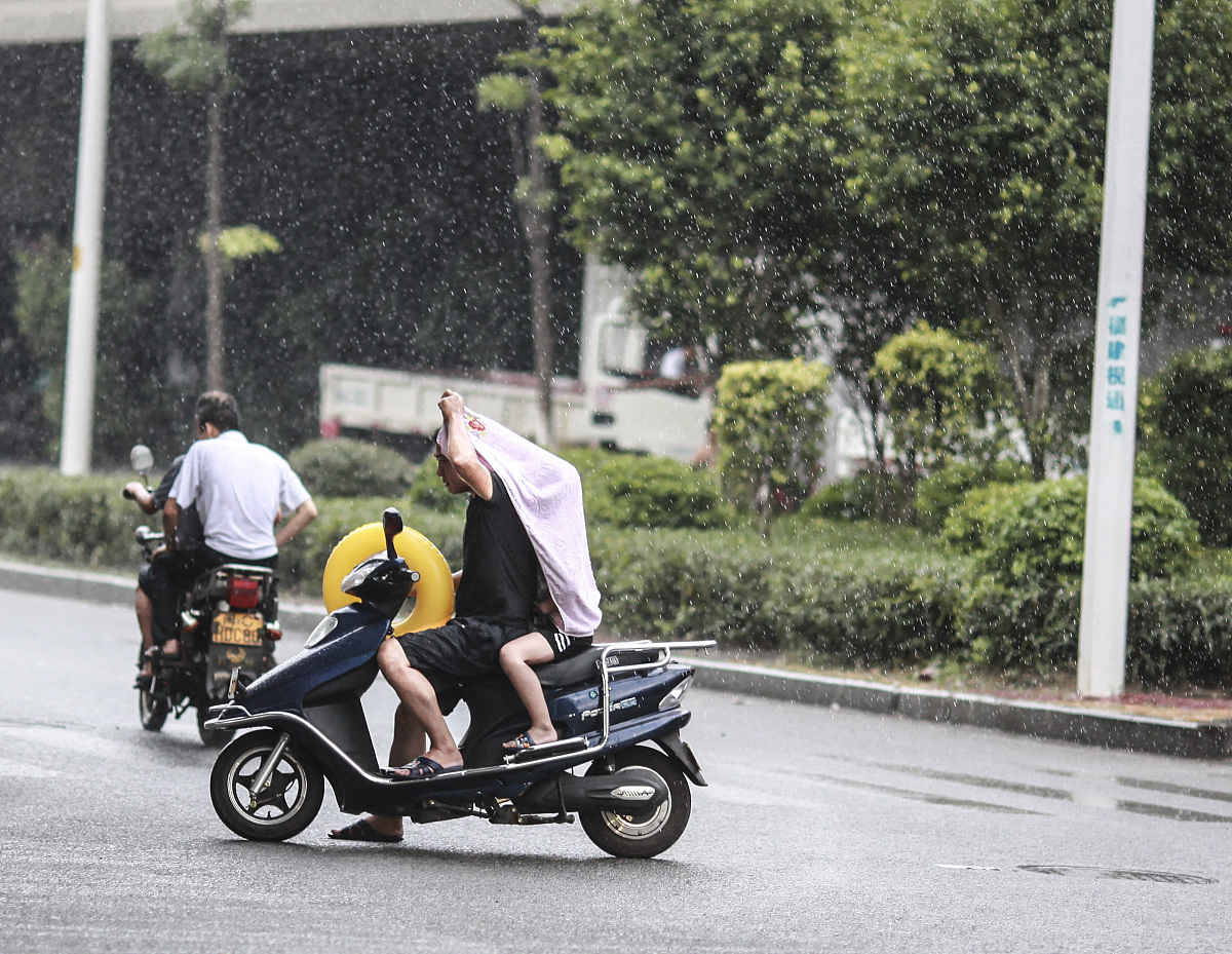 为什么很少见到封闭式的可以遮风挡雨的摩托车？