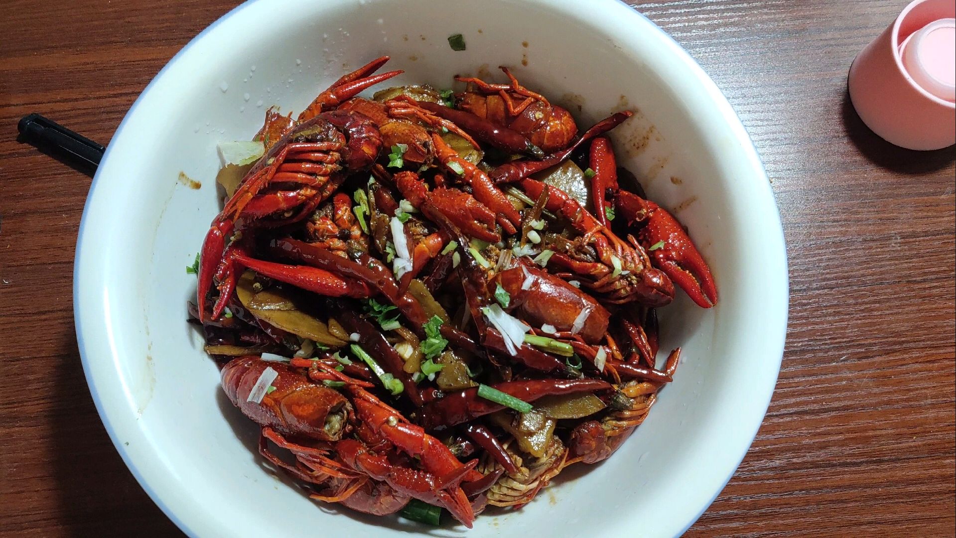 小伙做出一道美味家常菜《麻辣土豆炒虾》,味道棒极了