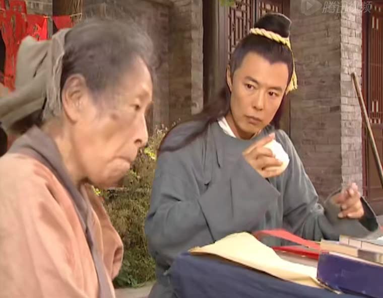 穷小伙救了一位乞丐老太太,没想到老太太竟变成了绝世美女