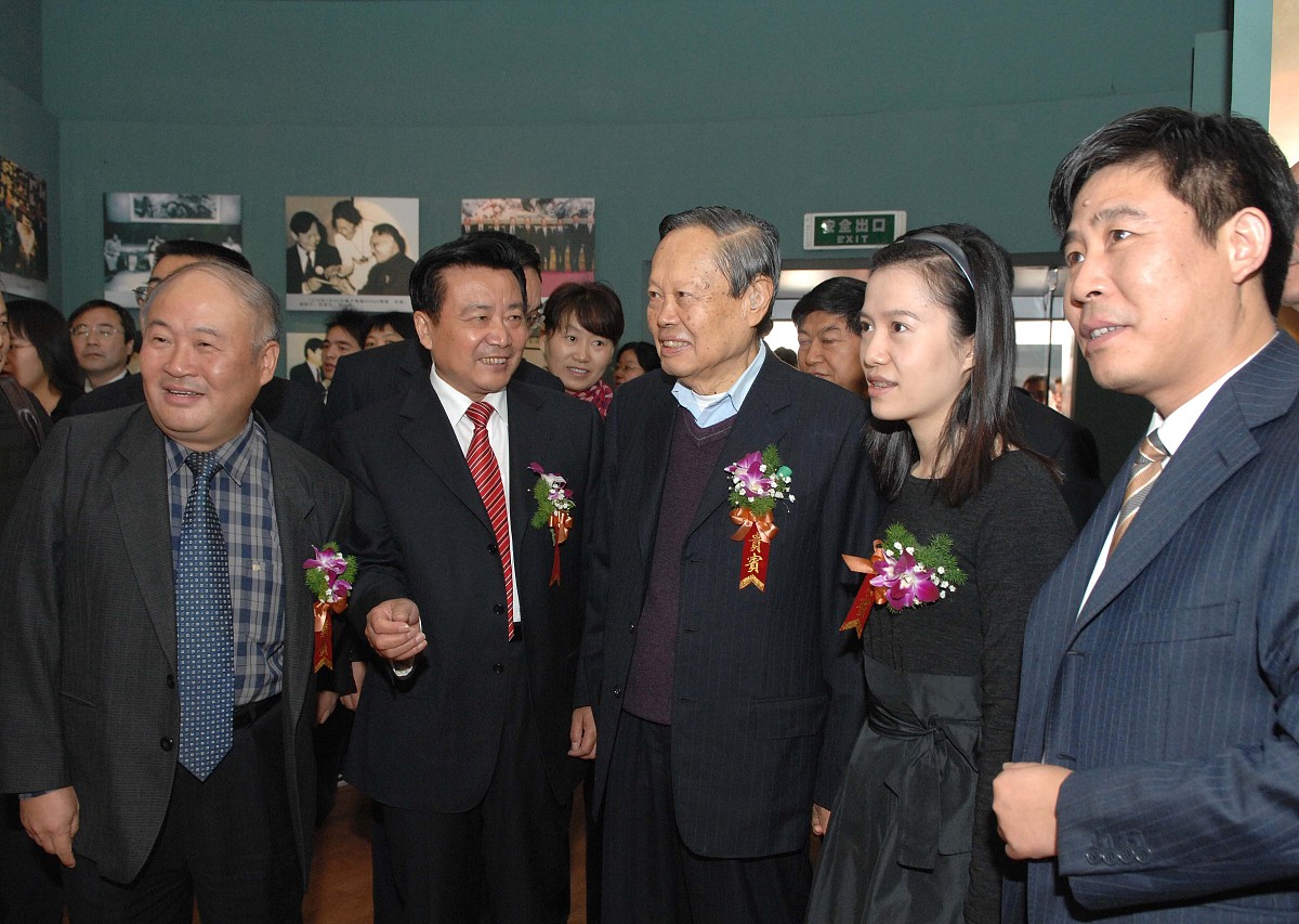 你是西北工业大学的一名学生需要你写一篇文章介绍和学习一名西工大的知名校友