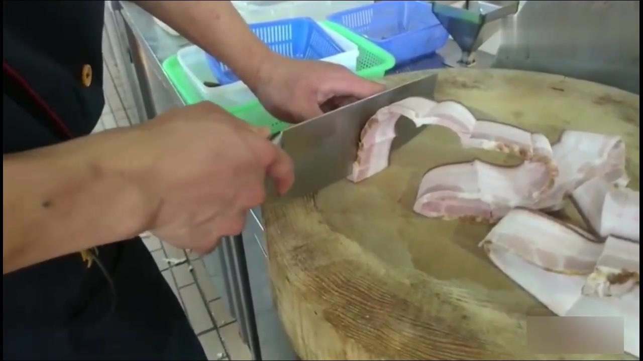 厨房实拍酒店大厨制作金牌菜式宝塔扣肉