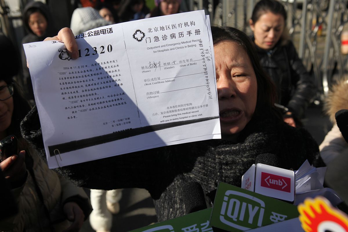 门窗供货安装由建设单位组织招标中标后要求与总包单位或贸易公司签订合同而总包及商贸公司名下又无资产工程款支付无保证诉讼中通过何种方式可以追加建设单位作为付款责任主体。