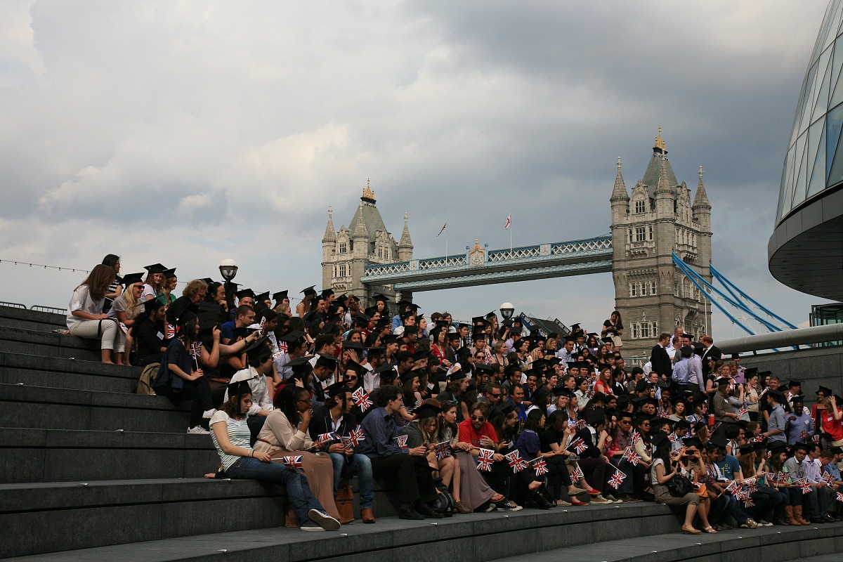***_***当地时间2012年5月30日,250名来自100多个国家的留学生在英国