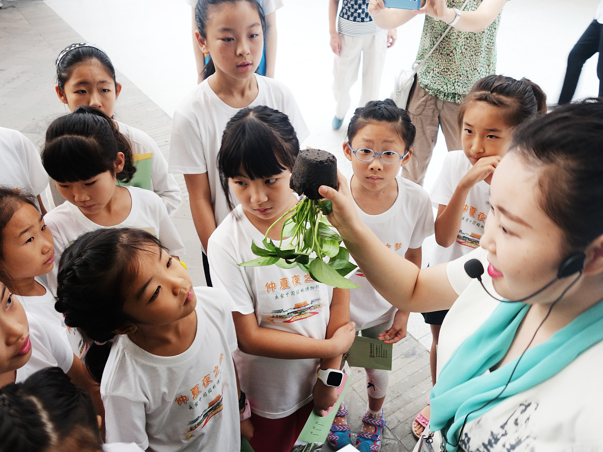 帮忙按照音乐情景剧本格式写一遍关于《小宝之路》的剧本。大概故事内容：小宝是一名特殊教育学校的学生先天视力障碍家庭贫困其母亲和哥哥都是视障人士仅靠父亲一人在外做苦力劳动赚钱养家家中还有年迈的爷爷奶奶。父亲曾经想让其辍学回家后因老师多次不辞辛劳的走访和劝说才让其继续上学其中有一次下雨路滑老师骑着车去走访还摔了一跤但老师并没有放弃他。在特校老师对他关爱有加给他买衣服、零食、文具等还经常把他带回家去吃饭。