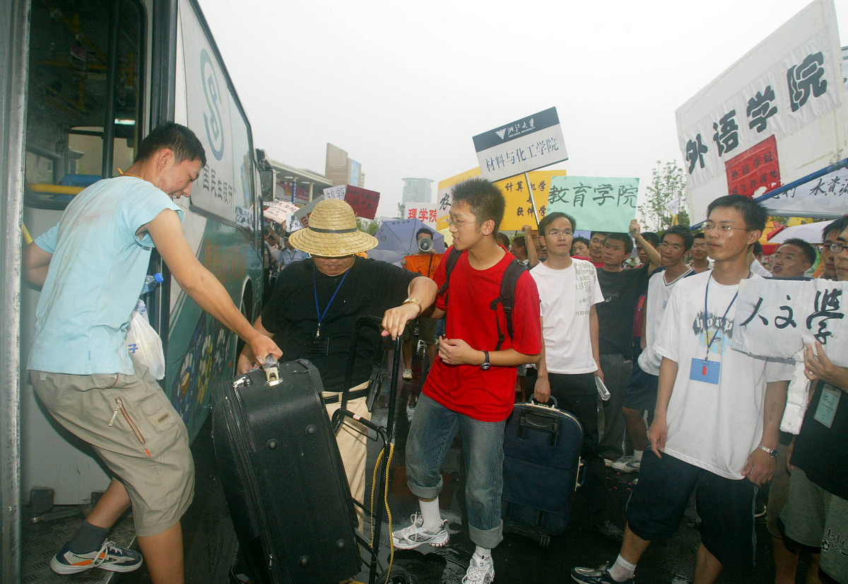 深圳街头记者被抢摄像机，街道办工作人员被免职！