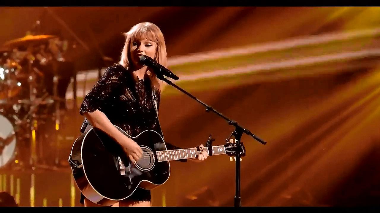 [图]Taylor Swift现场弹唱《You Belong With Me》很好听