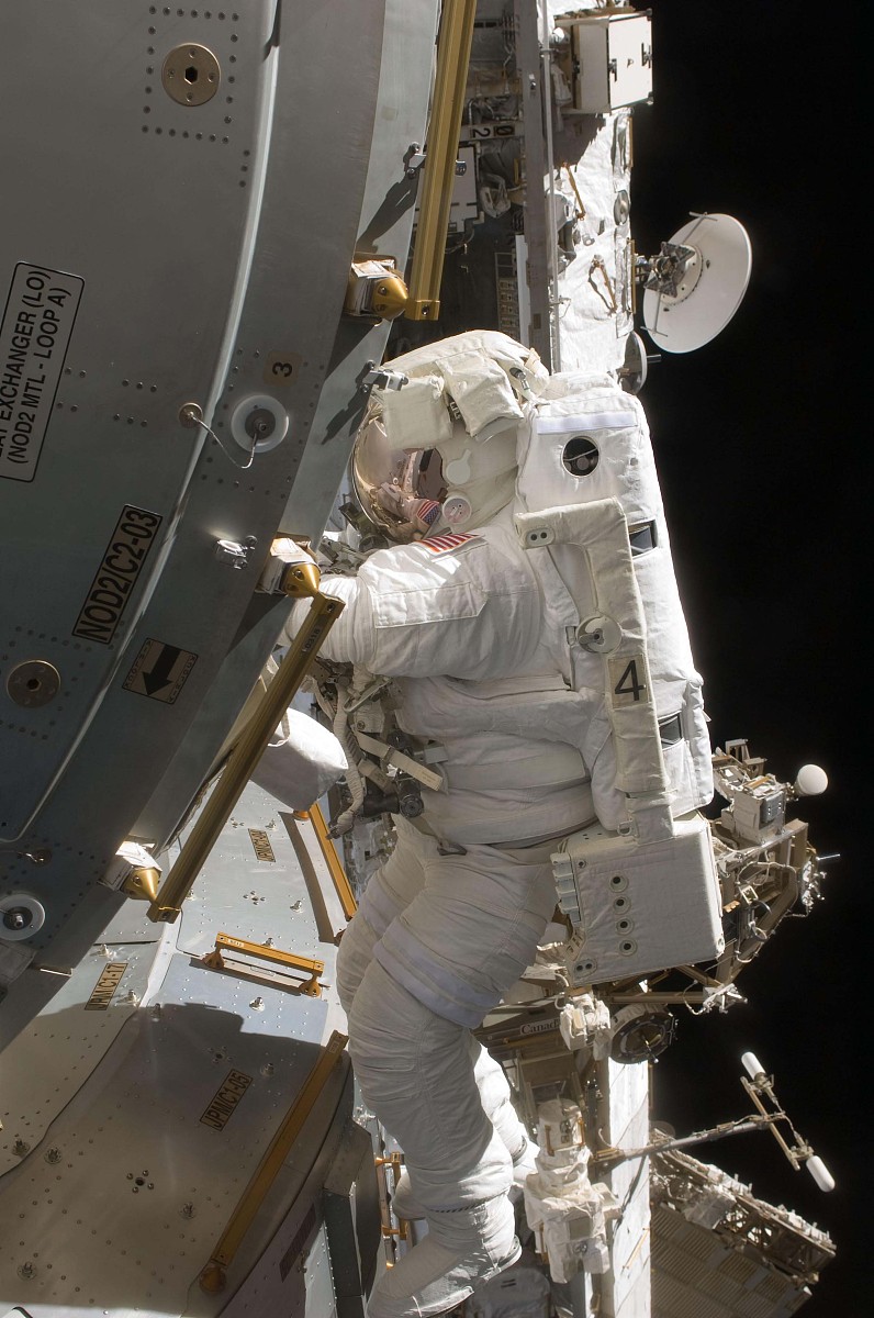这张由美国宇航局(nasa)2009年7月21日公布的照片显示,美国"奋进"号航