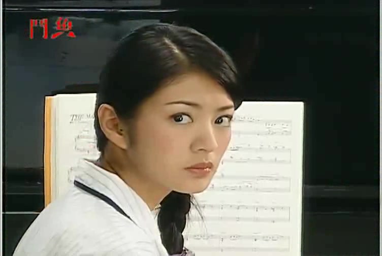 小混混带兄弟闯教室打扰老师上课,只为找救他的美女,情窦初开哦