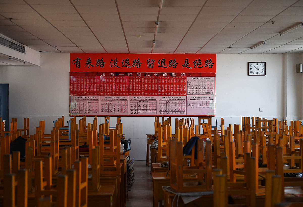 校园文化宣传标语：理想信念类，联语形式（30字内）