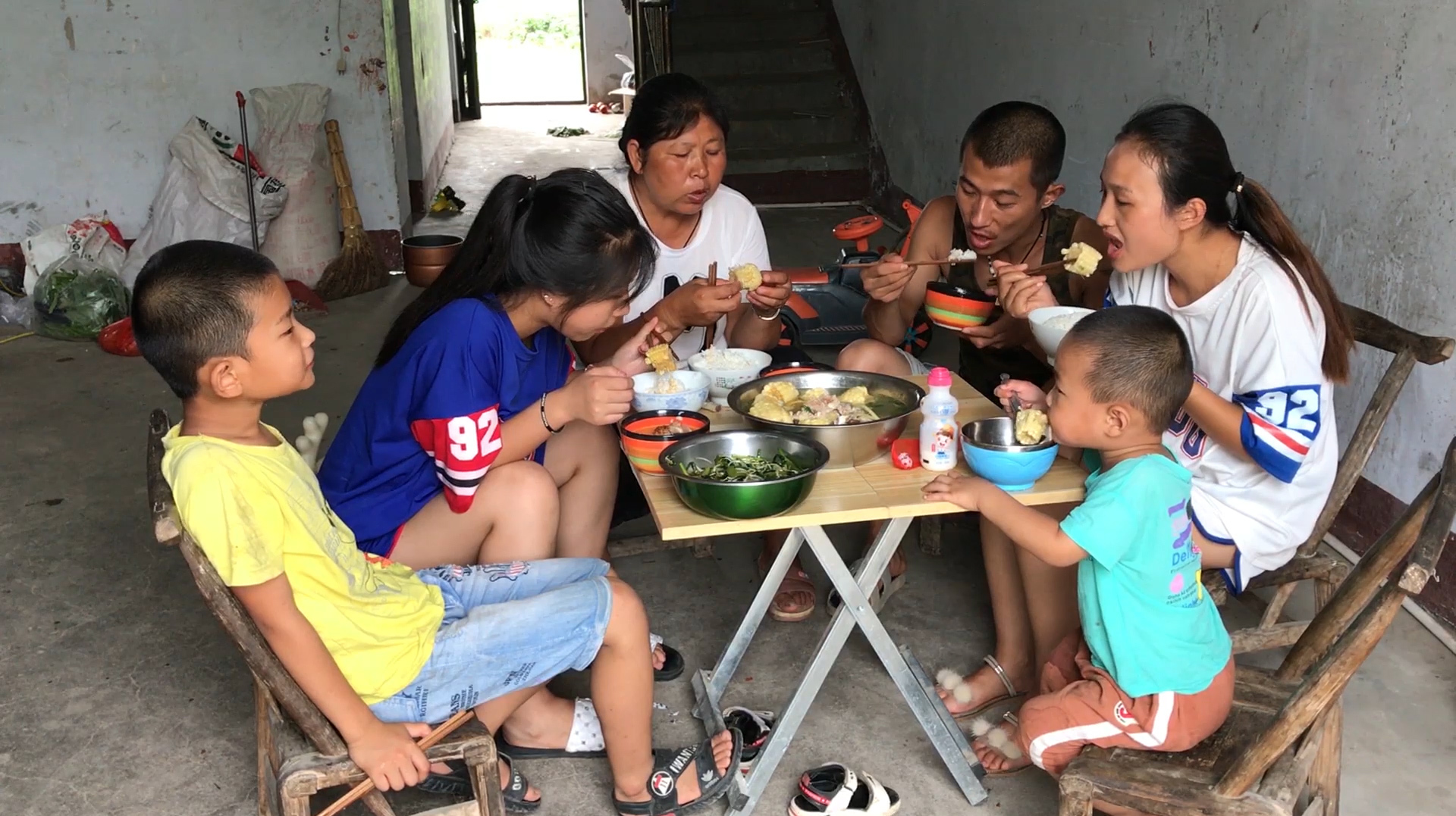 农村媳妇做午饭,炖一锅玉米排骨汤,再炒个素菜,一家人吃的真香