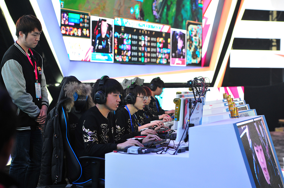 帮我写个故事内容：普通人与电竞明星风格：搞笑