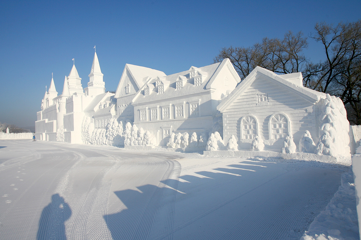 2011年12月30日,吉林长春净月潭公园内几名雪雕工人正在制作大型雪雕