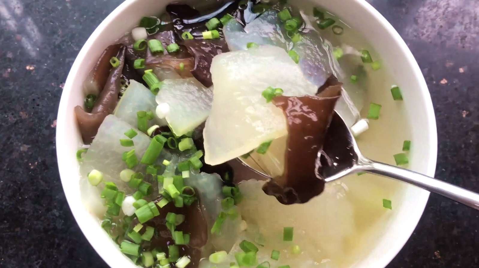 仙女必备消暑瘦身汤,冬瓜木耳汤,营养清香,一口下去也太爽了