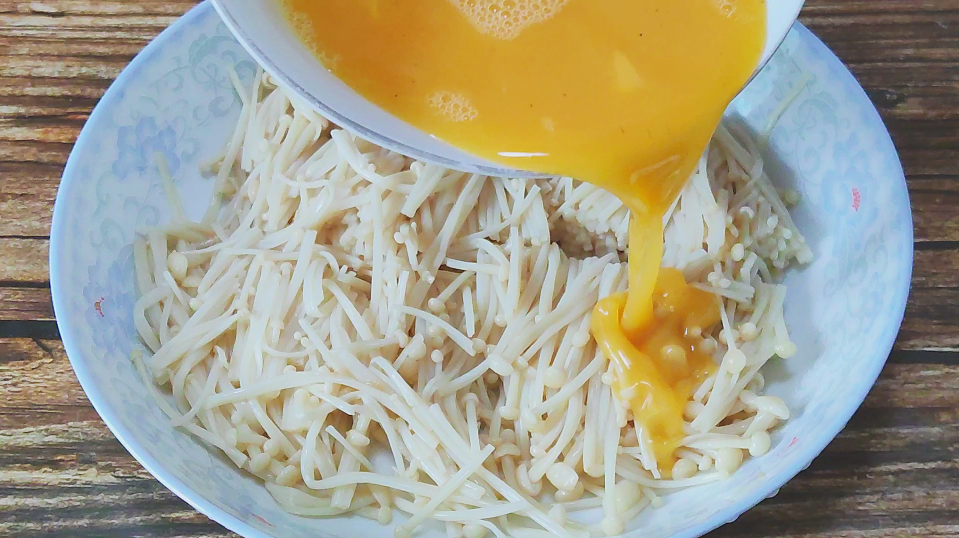 把鸡蛋倒在金针菇上,一周吃5次都嫌少,比肉还香,上桌瞬间抢光