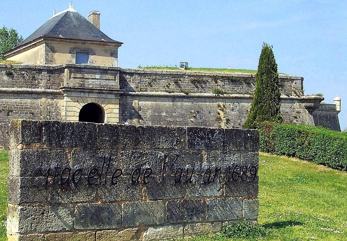 请为这篇文章撰写一段摘要不得少于180字世界遗产是指被联合国教科文组织和世界遗产委员会确认的人类罕见的、无法替代的财富是全人类公认的具有突出意义和普遍价值的文物古迹及自然景观。世界遗产包括世界文化遗产包含文化景观、世界自然遗产、世界文化与自然双重遗产三类。广义概念根据形态和性质世界遗产分为物质遗产文化遗产、自然遗产、文化和自然双重遗产和非物质文化遗产。自1985年加入《保护世界文化和自然遗产公约》