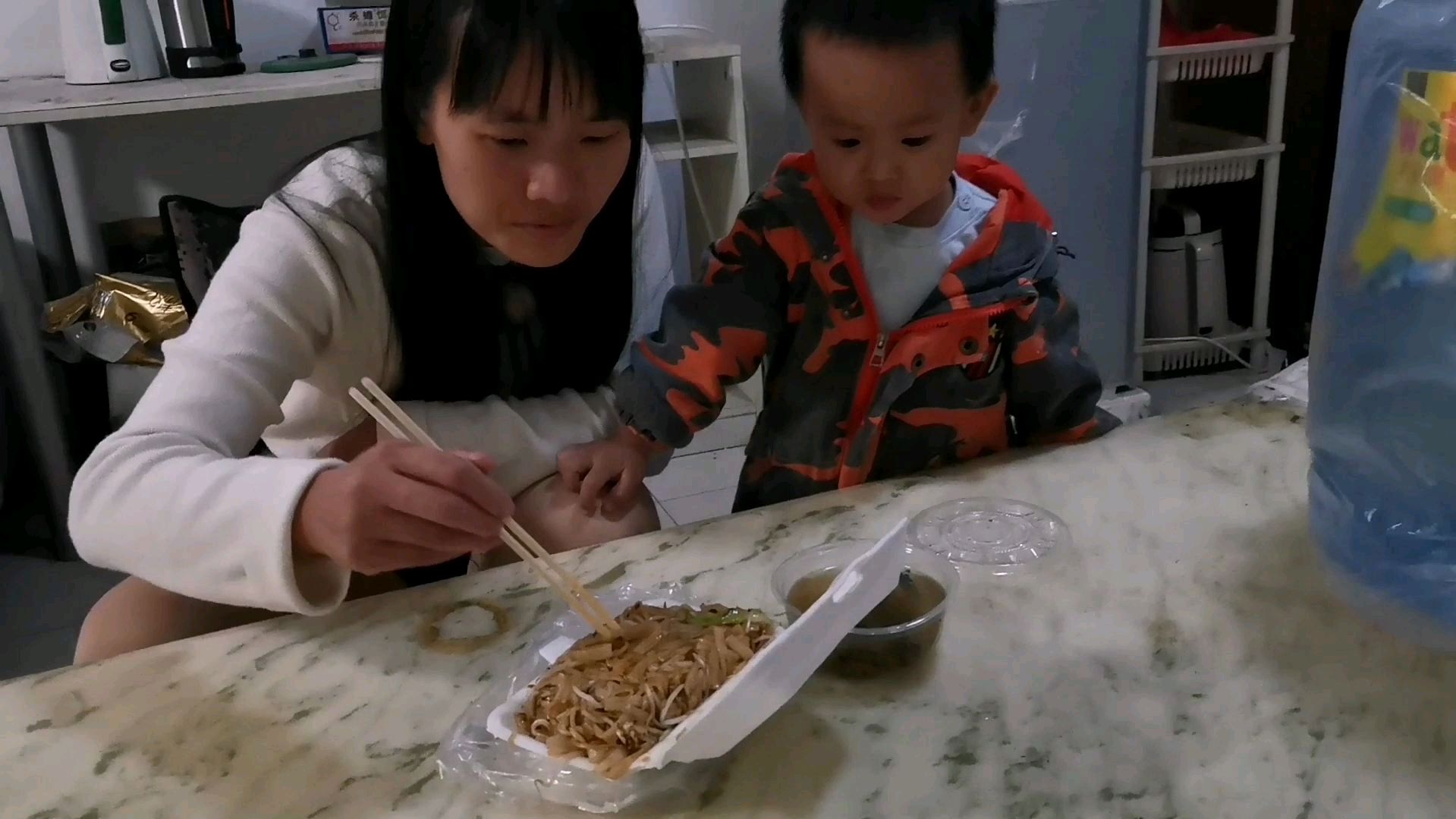 打工夫妻带宝宝去买夜宵,一份河粉一个乌鸡汤,宝宝被辣得哇哇叫