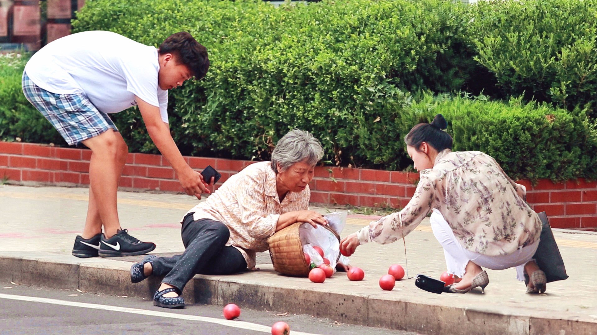 卖菜老奶奶意外摔倒,有路人将她扶起后:这些菜我全买了!