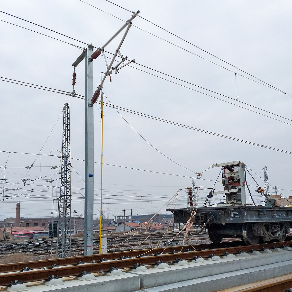 请改写以下段落让其更有逻辑、重点突出、用词更准确：由于AT供电方式下牵引网的结构复杂除了接触线、钢轨和正馈线外还包括保护线、综合地线以及沿线的各种接地装置