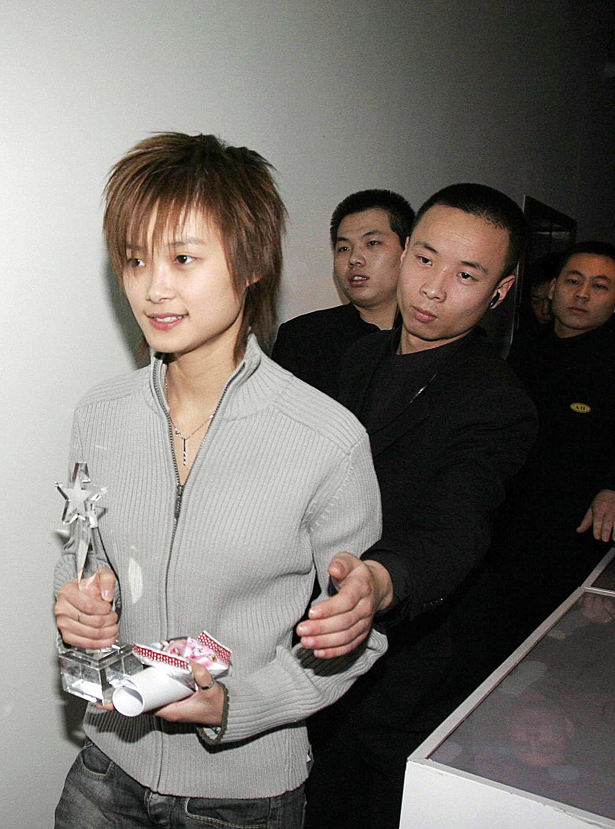 2006年1月6日,北京,"下载2005sohu全明星盛典"隆重举行.李宇春由众多