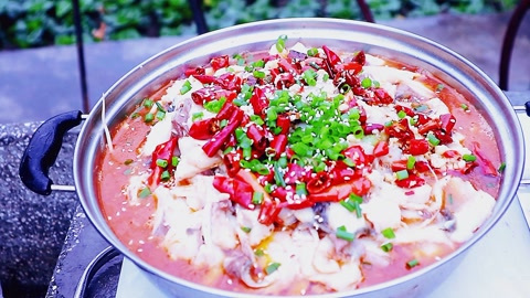 四川家常“水煮活鱼”农村小伙烧了一大盆,七旬大叔直夸好吃!