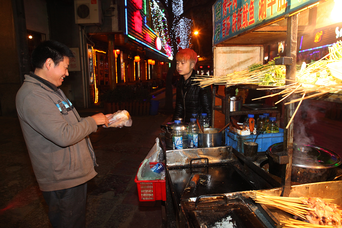 失业后摆摊卖夜宵：从迷茫到自信，我的创业故事