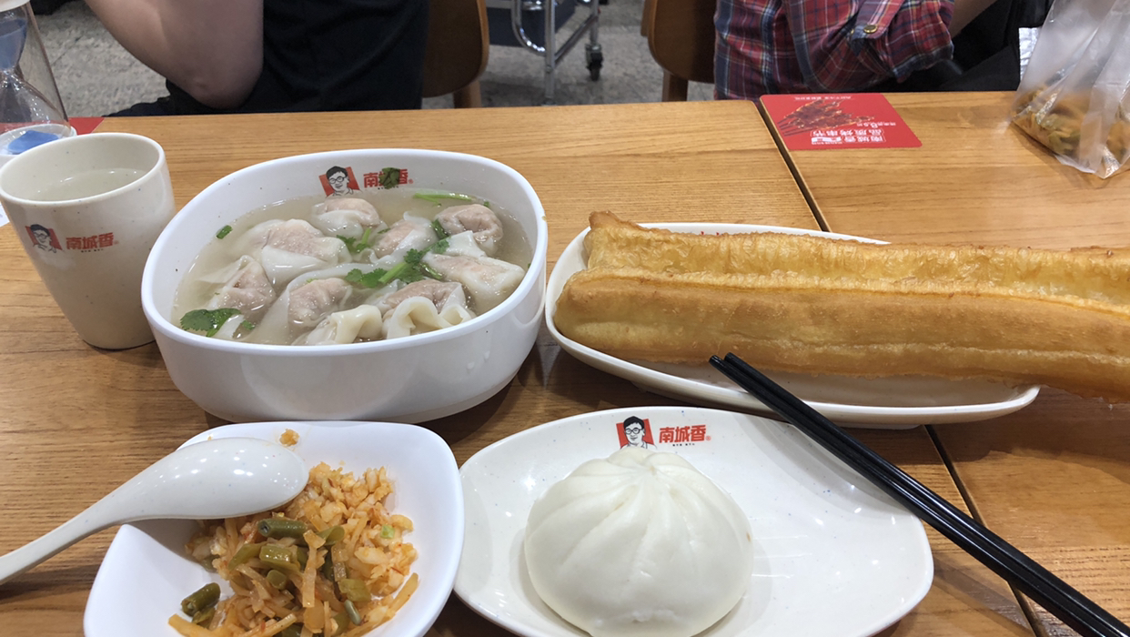 在北京南城这家连锁餐饮吃的早餐,包子油条馄饨,花了这些钱?